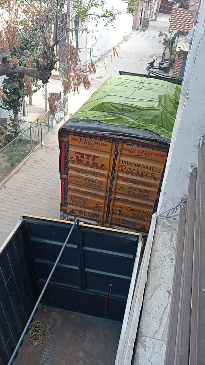DTC International Packers Wooden furniture and goods loading